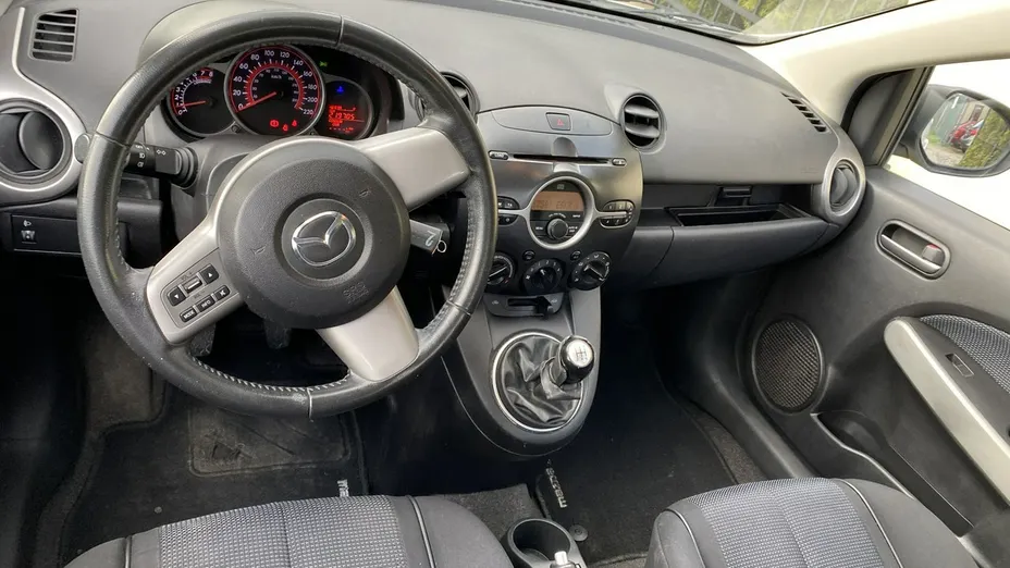 MAZDA 2 -