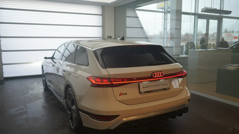 AUDI e-tron -