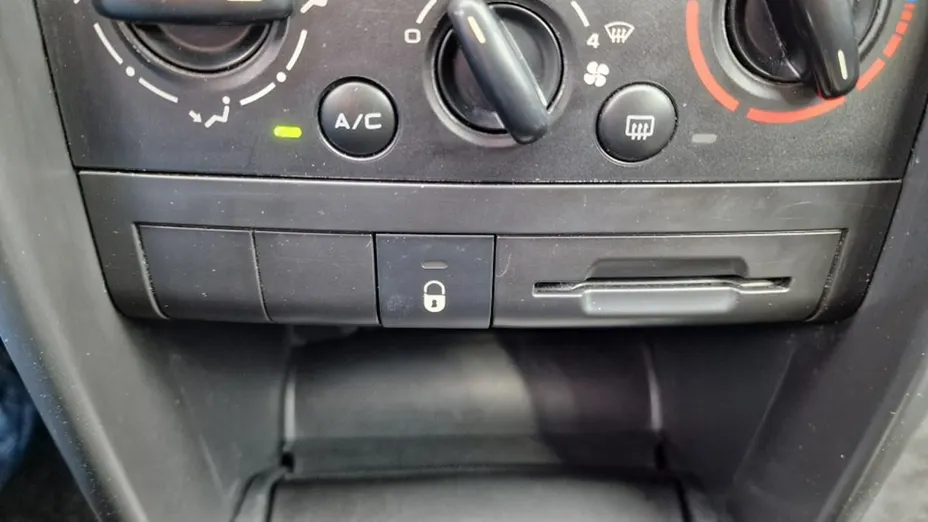 PEUGEOT 207 -