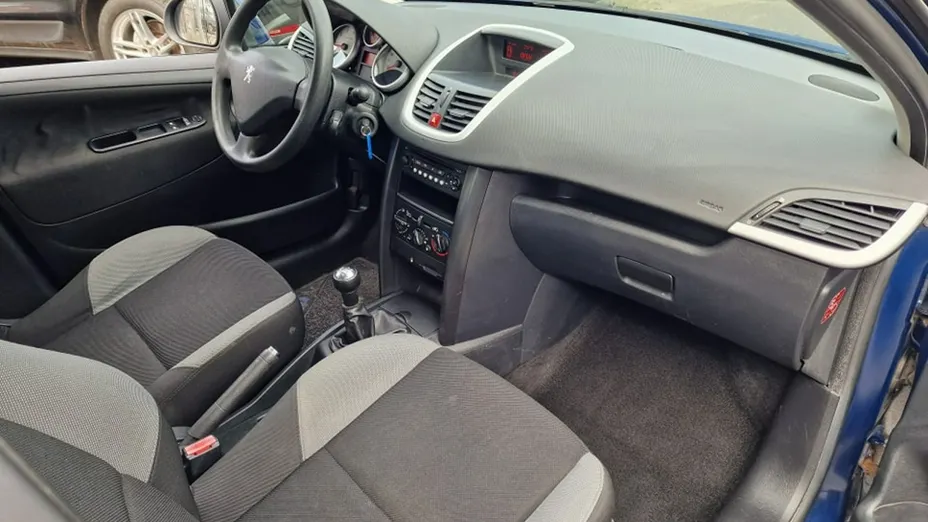 PEUGEOT 207 -