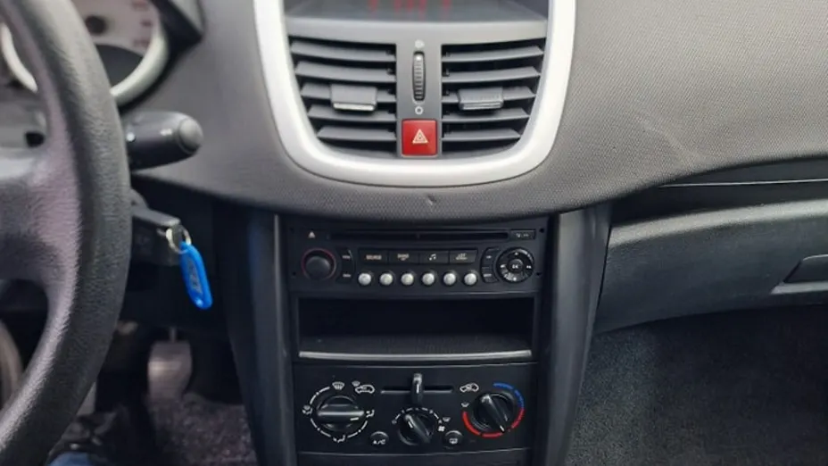 PEUGEOT 207 -