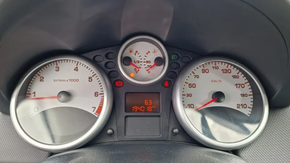 PEUGEOT 207 -