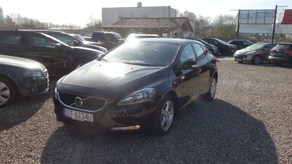 VOLVO V40 -