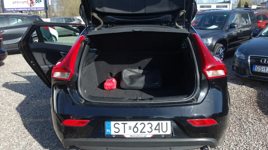 VOLVO V40 -