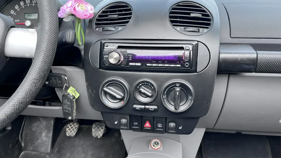 VOLKSWAGEN New Beetle -