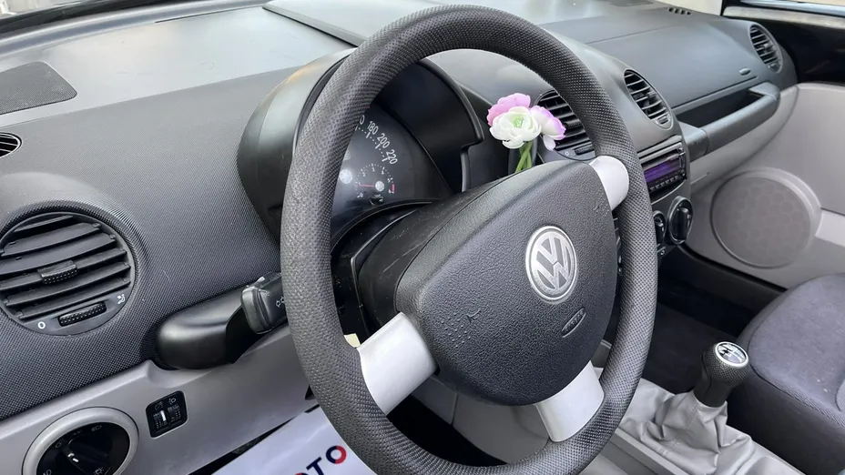 VOLKSWAGEN New Beetle -