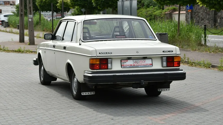 VOLVO 240 -