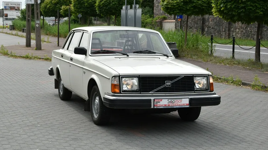 VOLVO 240 -