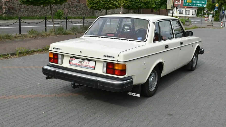 VOLVO 240 -