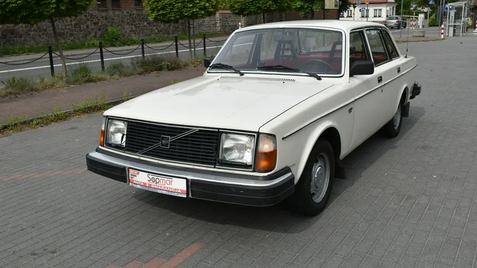 VOLVO 240 -