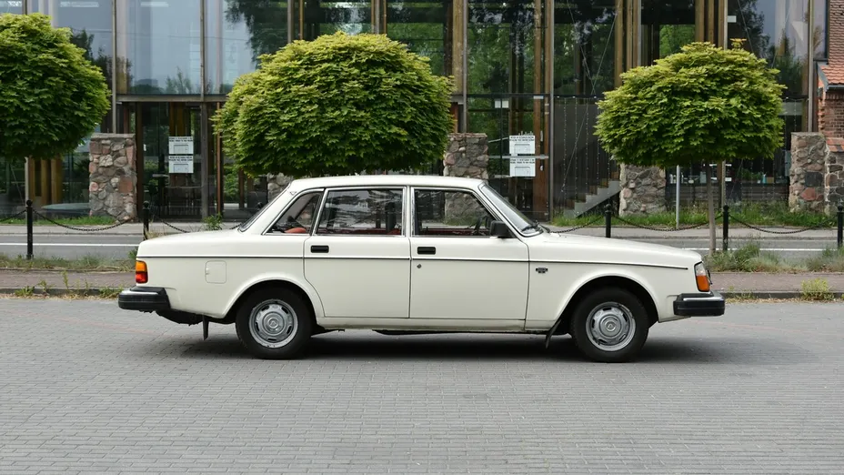 VOLVO 240 -