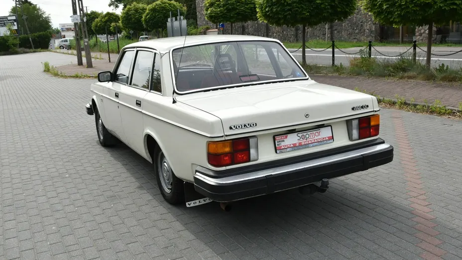 VOLVO 240 -
