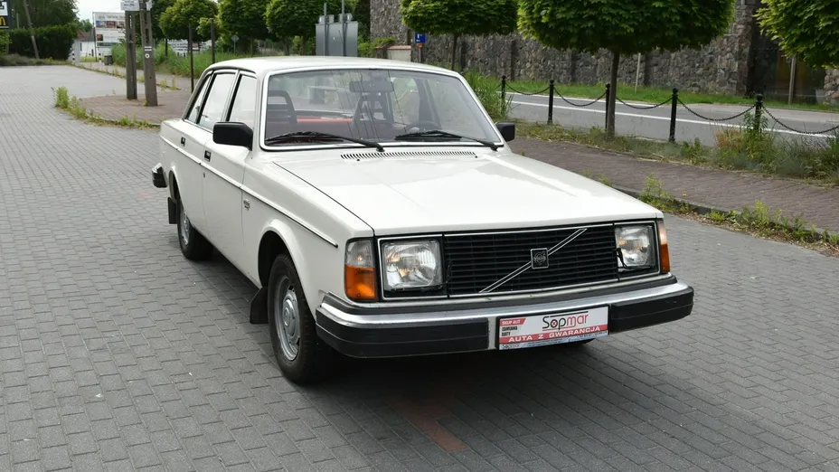 VOLVO 240 -