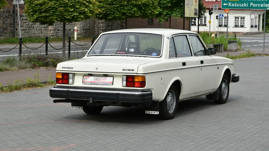 VOLVO 240 -