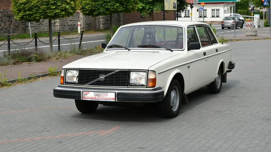 VOLVO 240 -