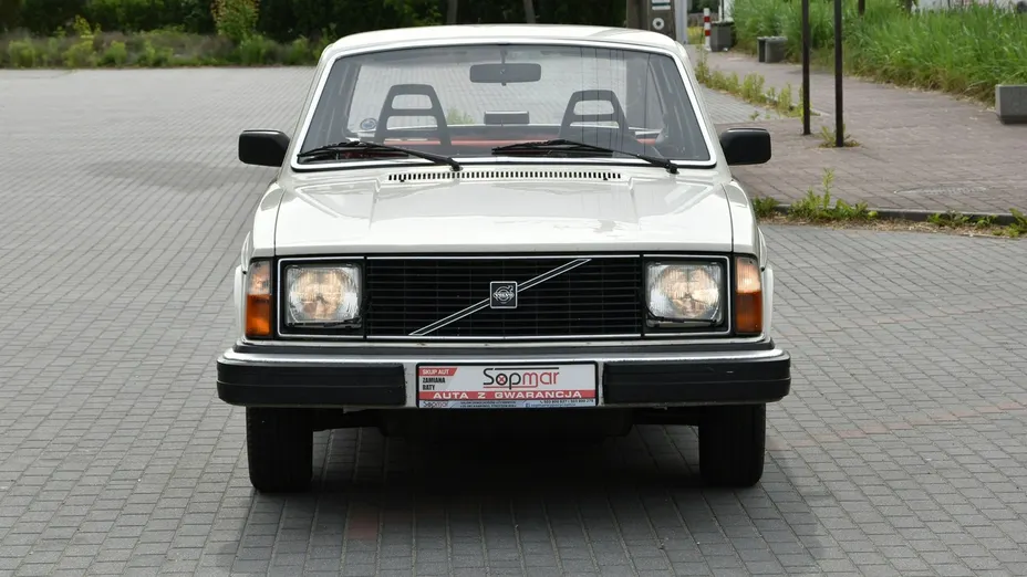 VOLVO 240 -