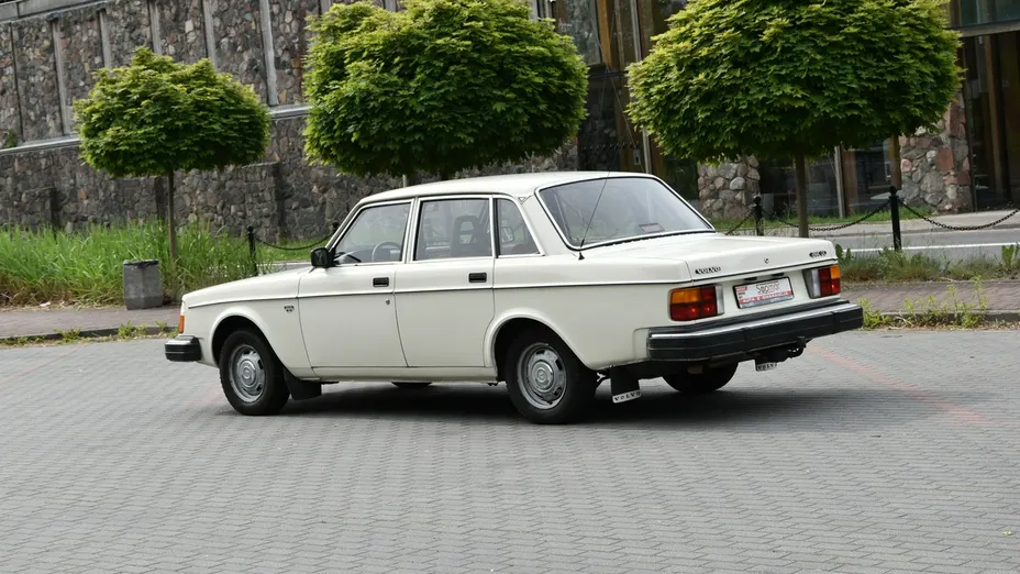 VOLVO 240 -