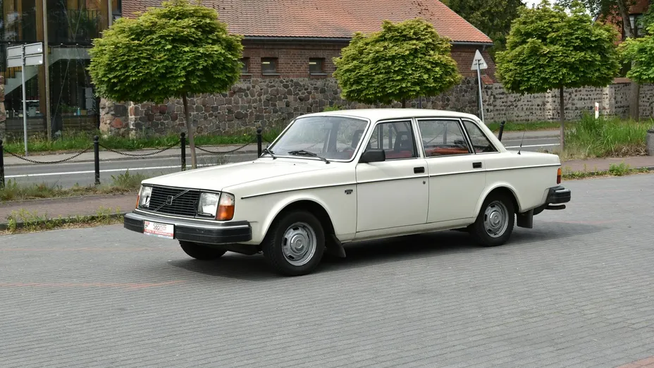 VOLVO 240 -