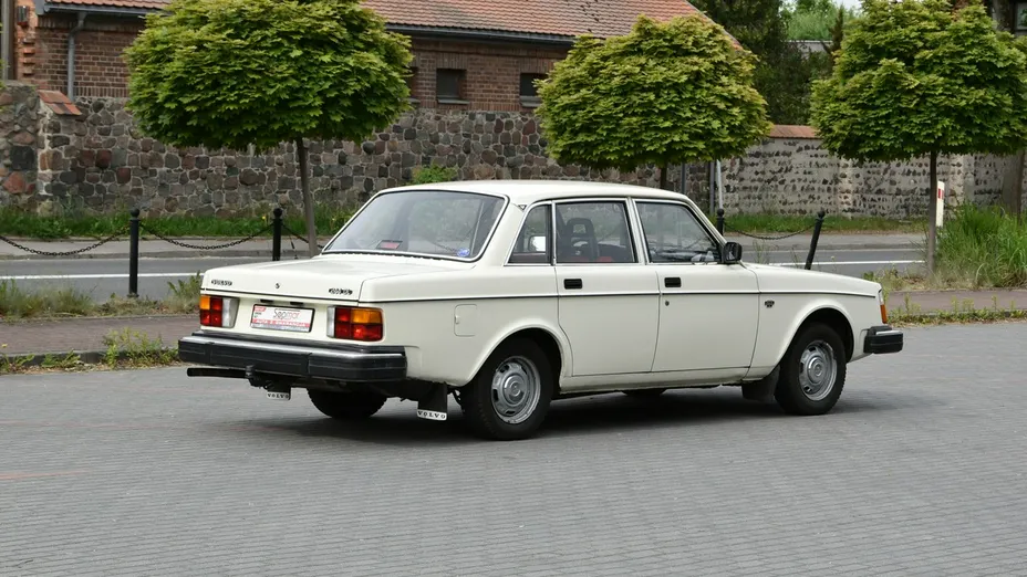 VOLVO 240 -