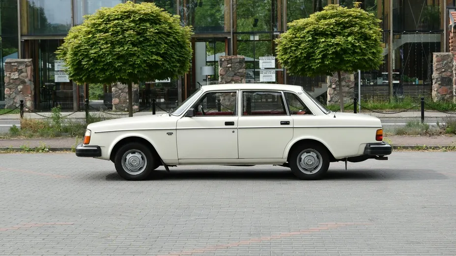 VOLVO 240 -