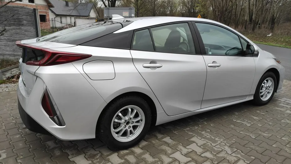 TOYOTA Prius -