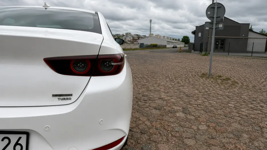 MAZDA 3 -