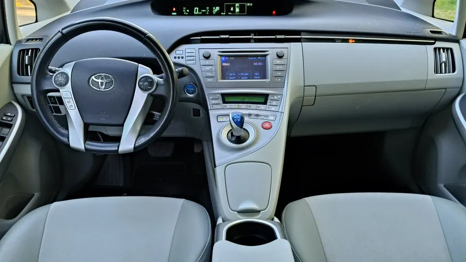 TOYOTA Prius -