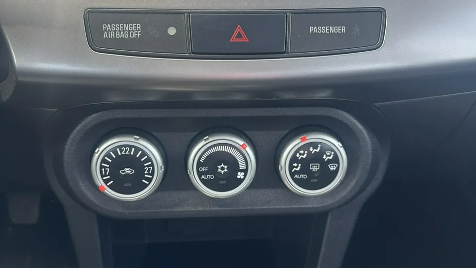 MITSUBISHI Lancer -