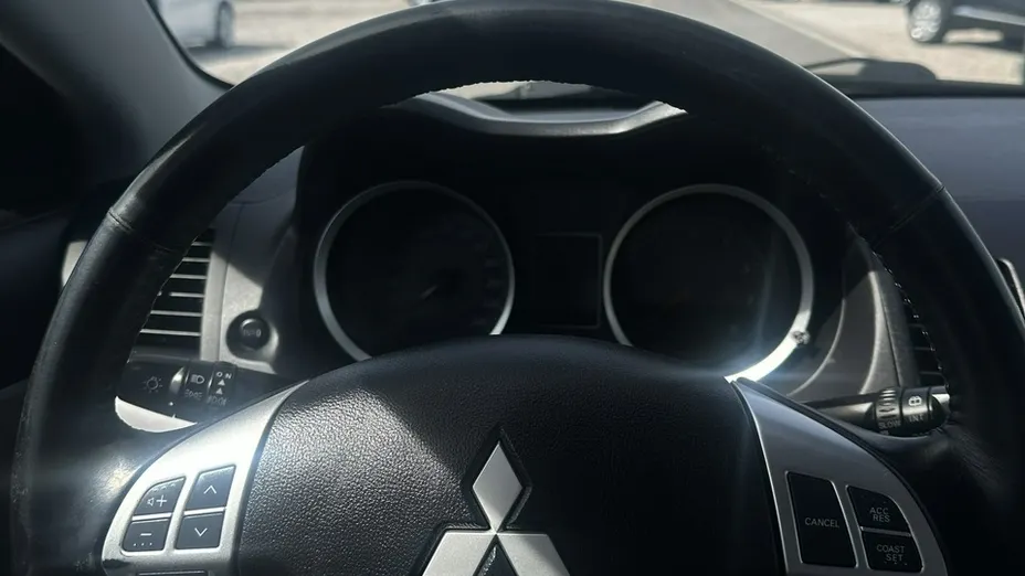 MITSUBISHI Lancer -