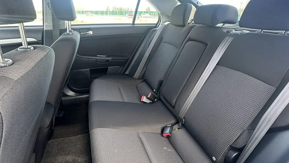 MITSUBISHI Lancer -