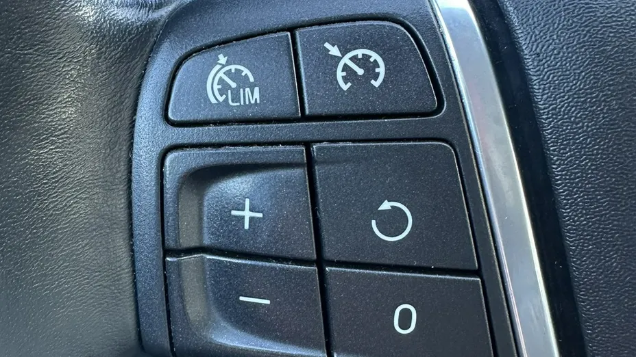 VOLVO V40 -