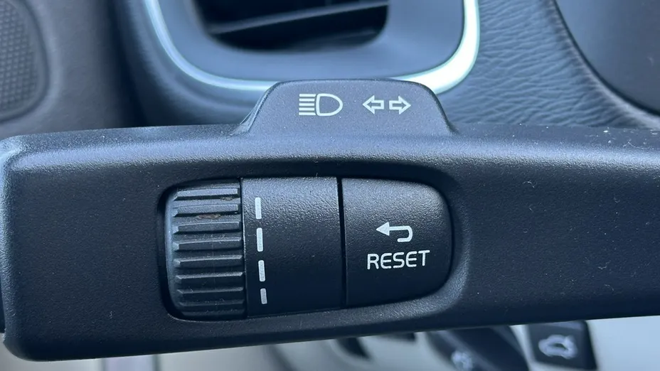 VOLVO V40 -