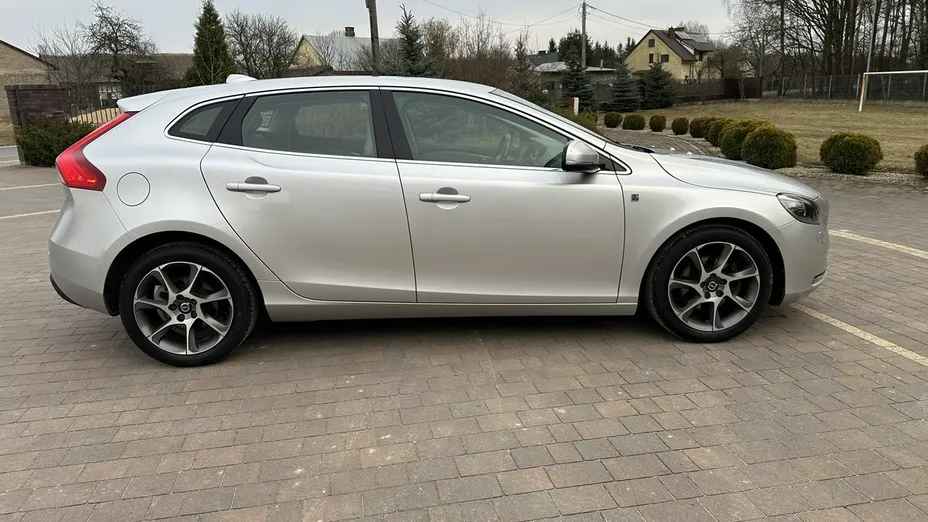 VOLVO V40 -