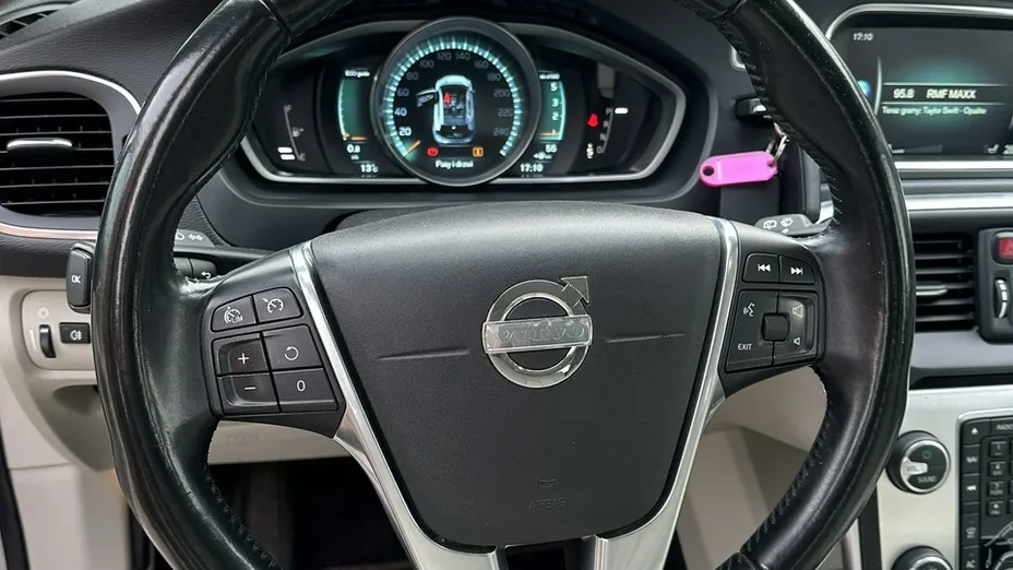 VOLVO V40 -