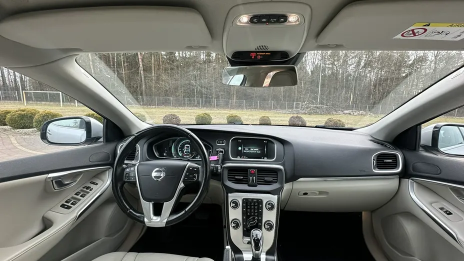 VOLVO V40 -