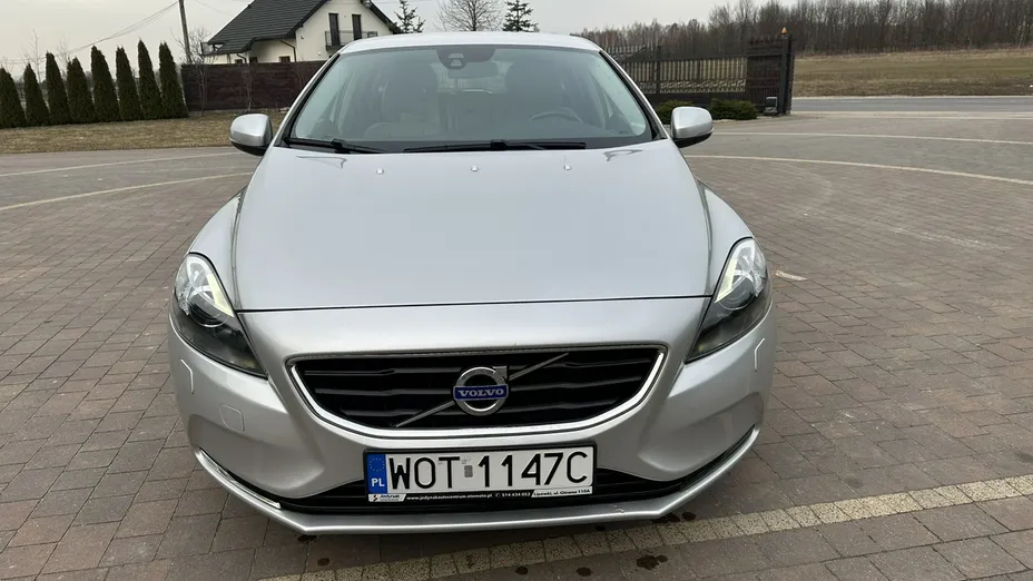 VOLVO V40 -