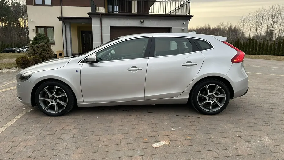 VOLVO V40 -