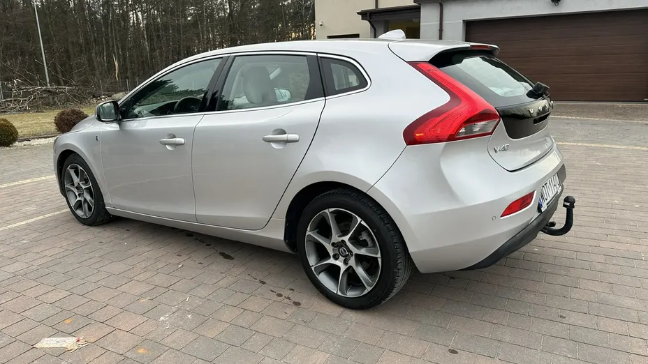 VOLVO V40 -
