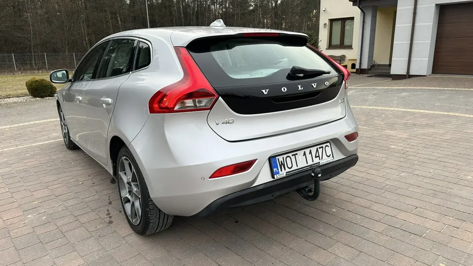 VOLVO V40 -