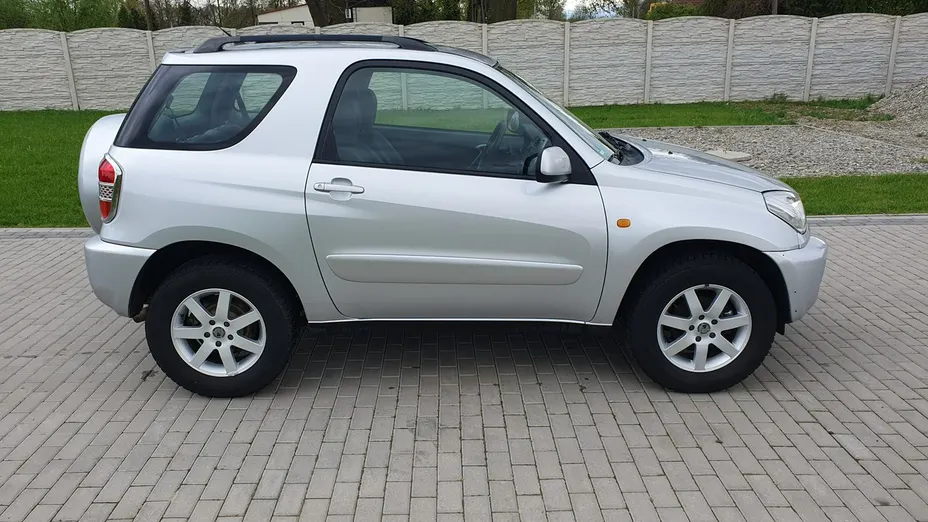 TOYOTA RAV4 -