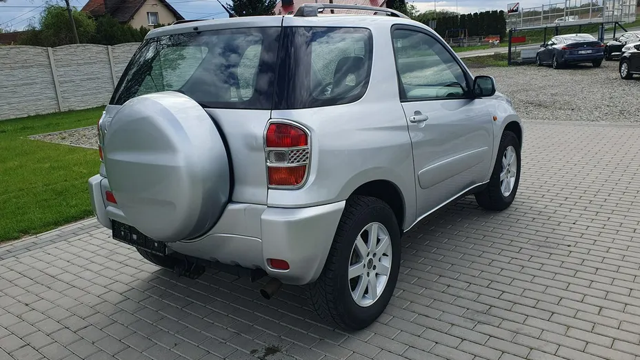 TOYOTA RAV4 -