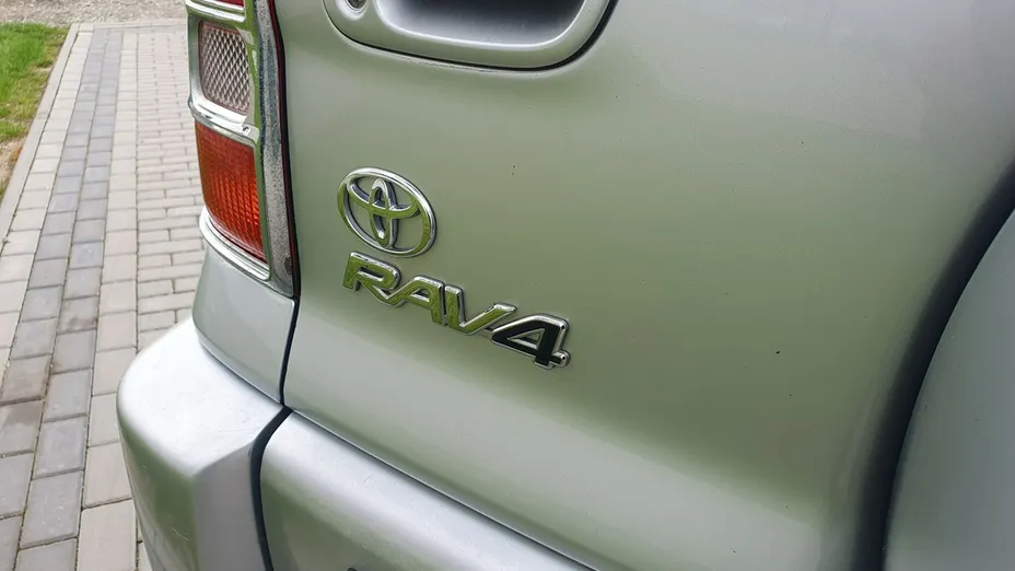 TOYOTA RAV4 -