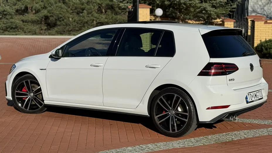 VOLKSWAGEN Golf -