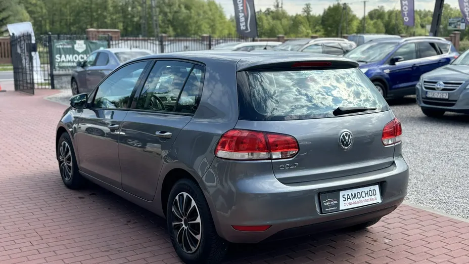VOLKSWAGEN Golf -