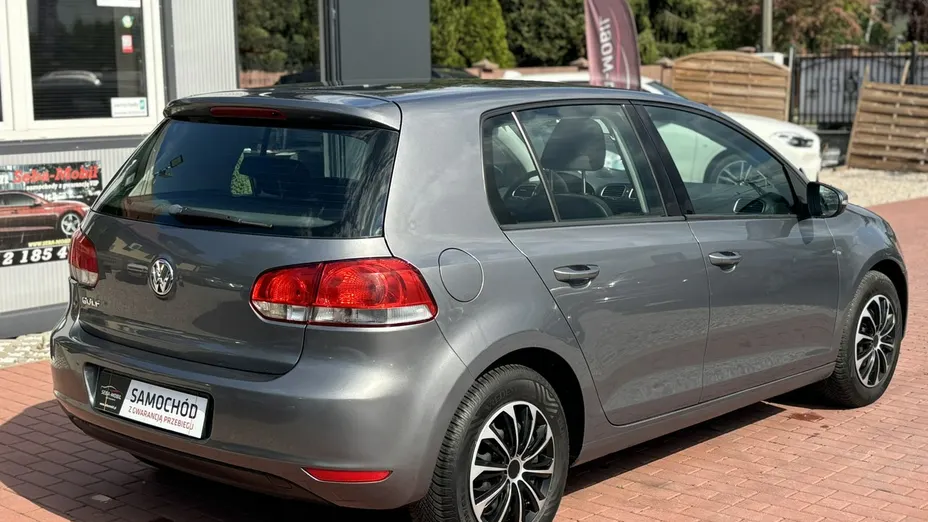 VOLKSWAGEN Golf -