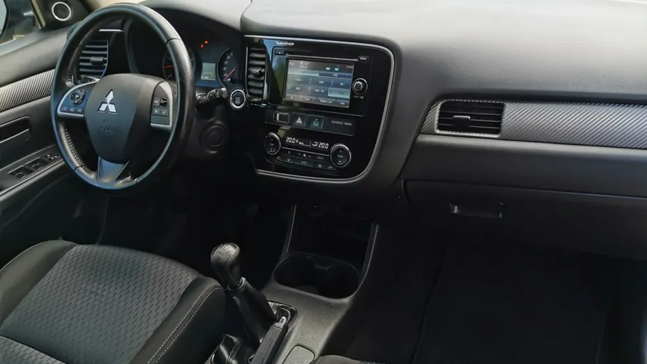 MITSUBISHI Outlander -