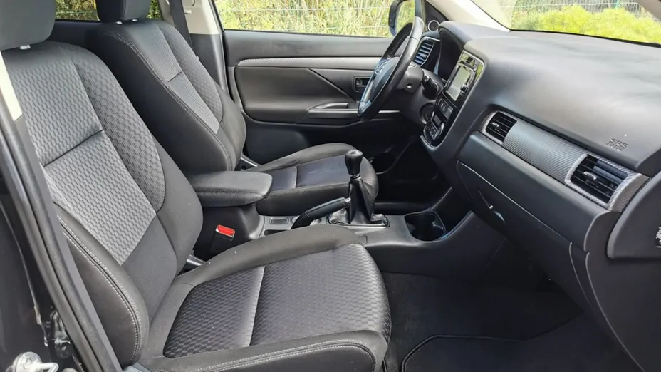 MITSUBISHI Outlander -