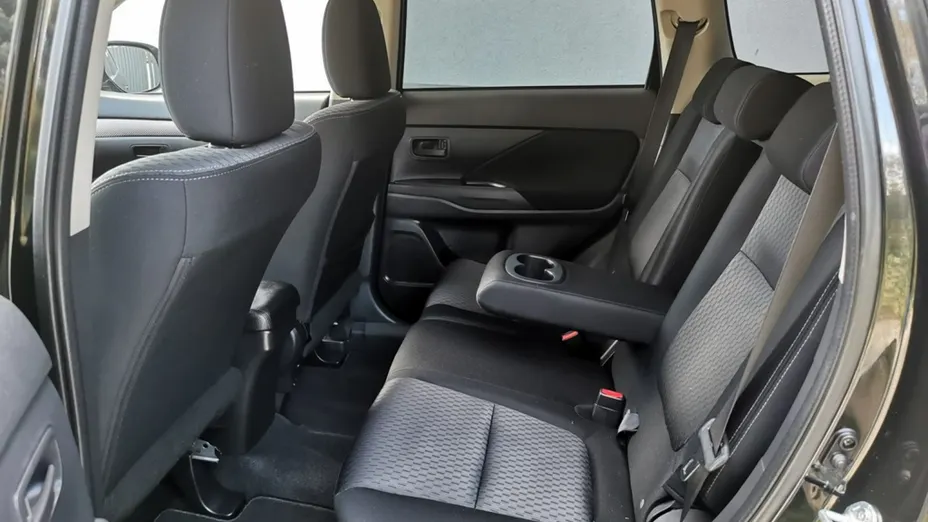 MITSUBISHI Outlander -