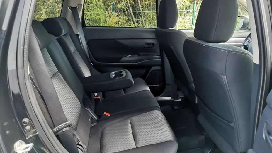 MITSUBISHI Outlander -
