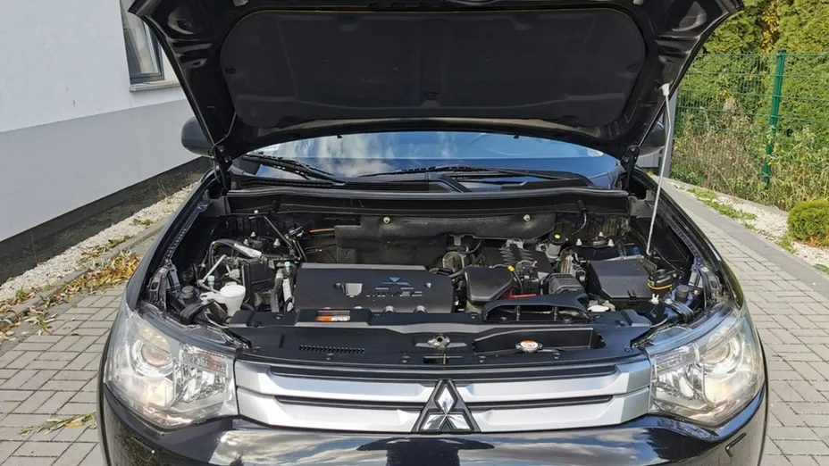 MITSUBISHI Outlander -